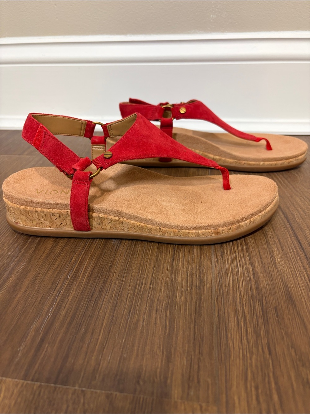 Vionic | New Kirra II Red Cork-Trim Thong Sandal women’s Size 7 suede upper - Picture 6 of 9